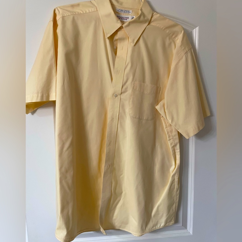 Men’s 17 1/2 Yellow short sleeve dress shirt 👔 👔👔